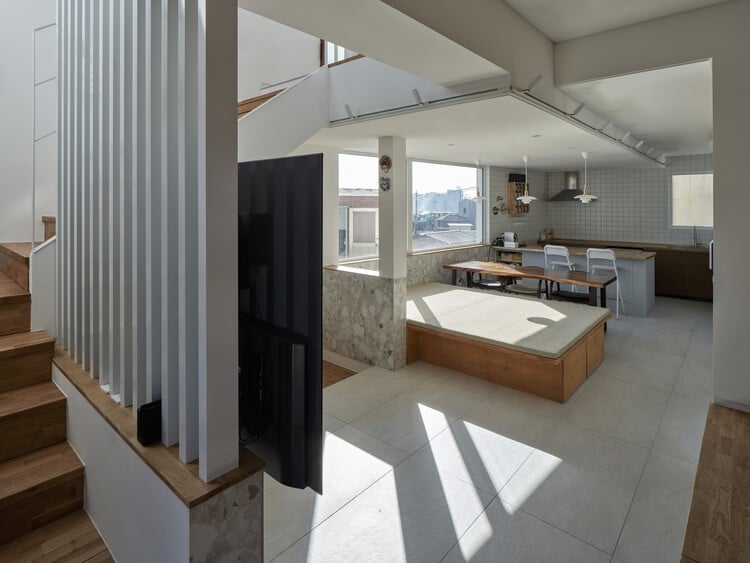 NAMSAMH House / TIUM Architects - التصوير الداخلي، حوض الاستحمام، الحمام، المغسلة، النوافذ