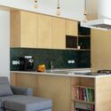 منزل في Rua Direita de Francos / WeStudio + MADE Office - التصوير الداخلي، المطبخ، كونترتوب، رفوف
