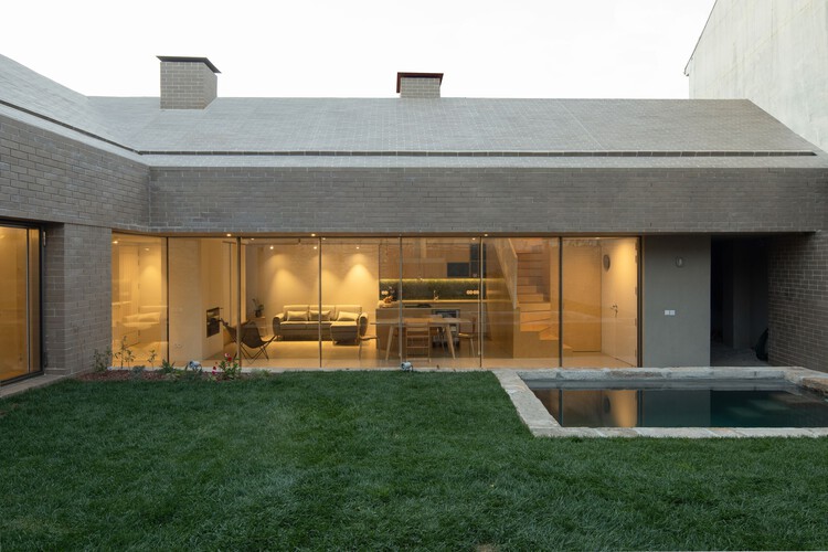 منزل في Rua Direita de Francos / WeStudio + MADE Office - التصوير الخارجي، الواجهة، الفناء، الحديقة، السطح، الفناء