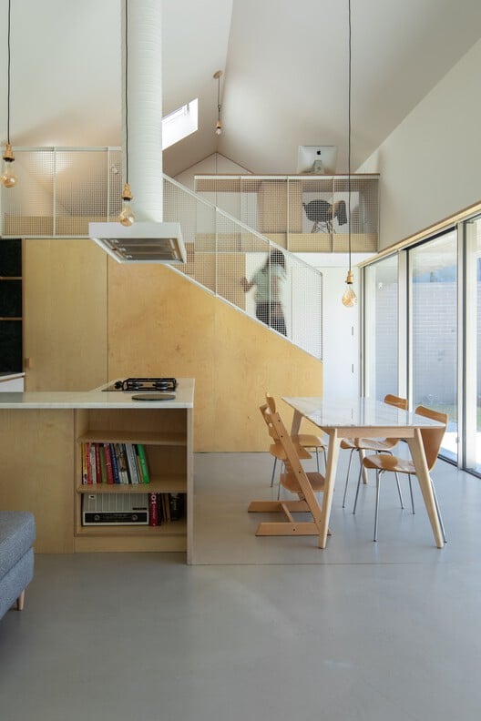 منزل في Rua Direita de Francos / WeStudio + MADE Office - تصوير داخلي، مطبخ، كرسي