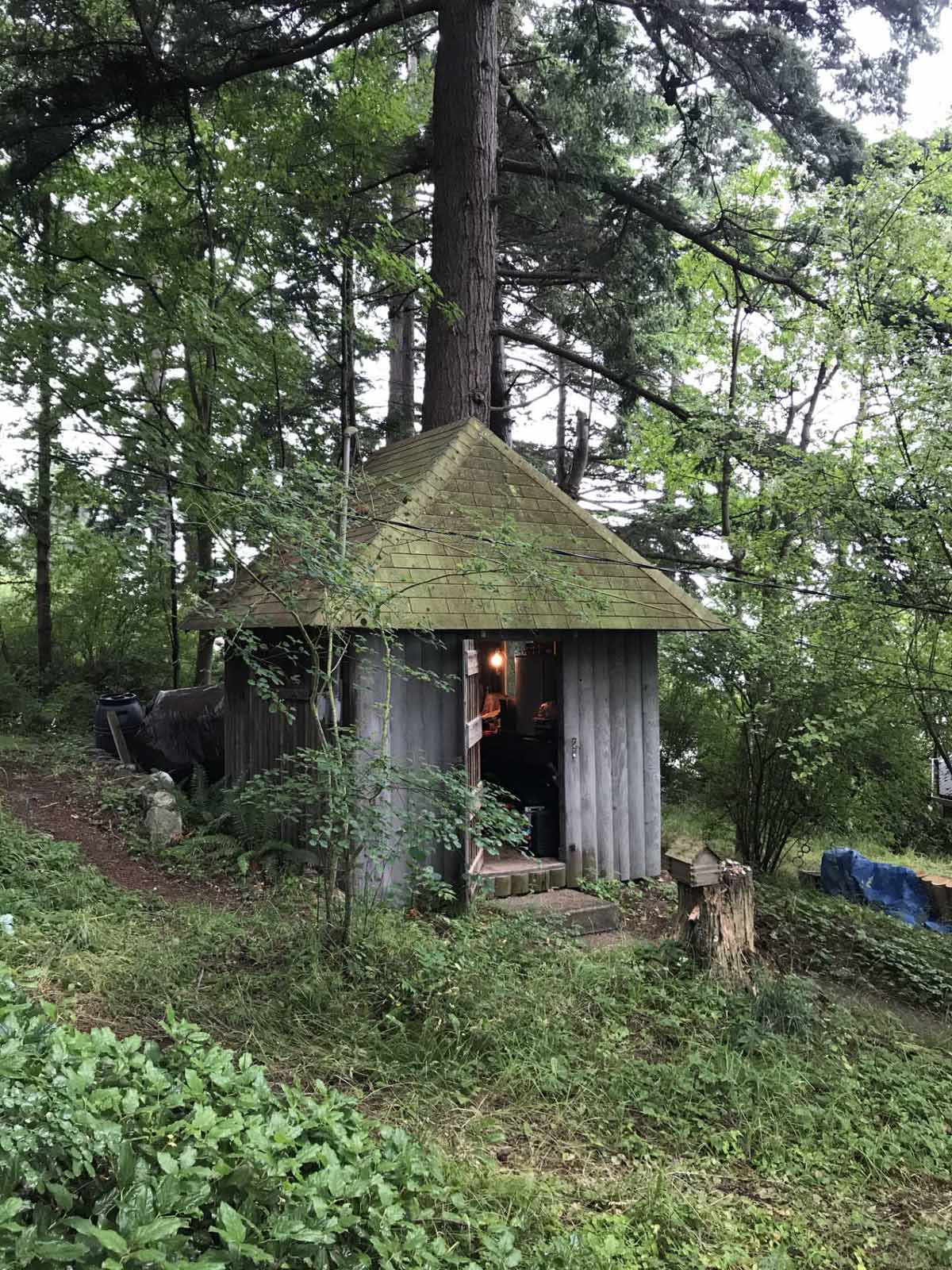 قبل - شاركت SHED Architecture & Design صورًا لمبنى مكون من طابقين في جزيرة جويمز بولاية واشنطن، والذي يوفر أماكن نوم إضافية لمقصورة العائلة.