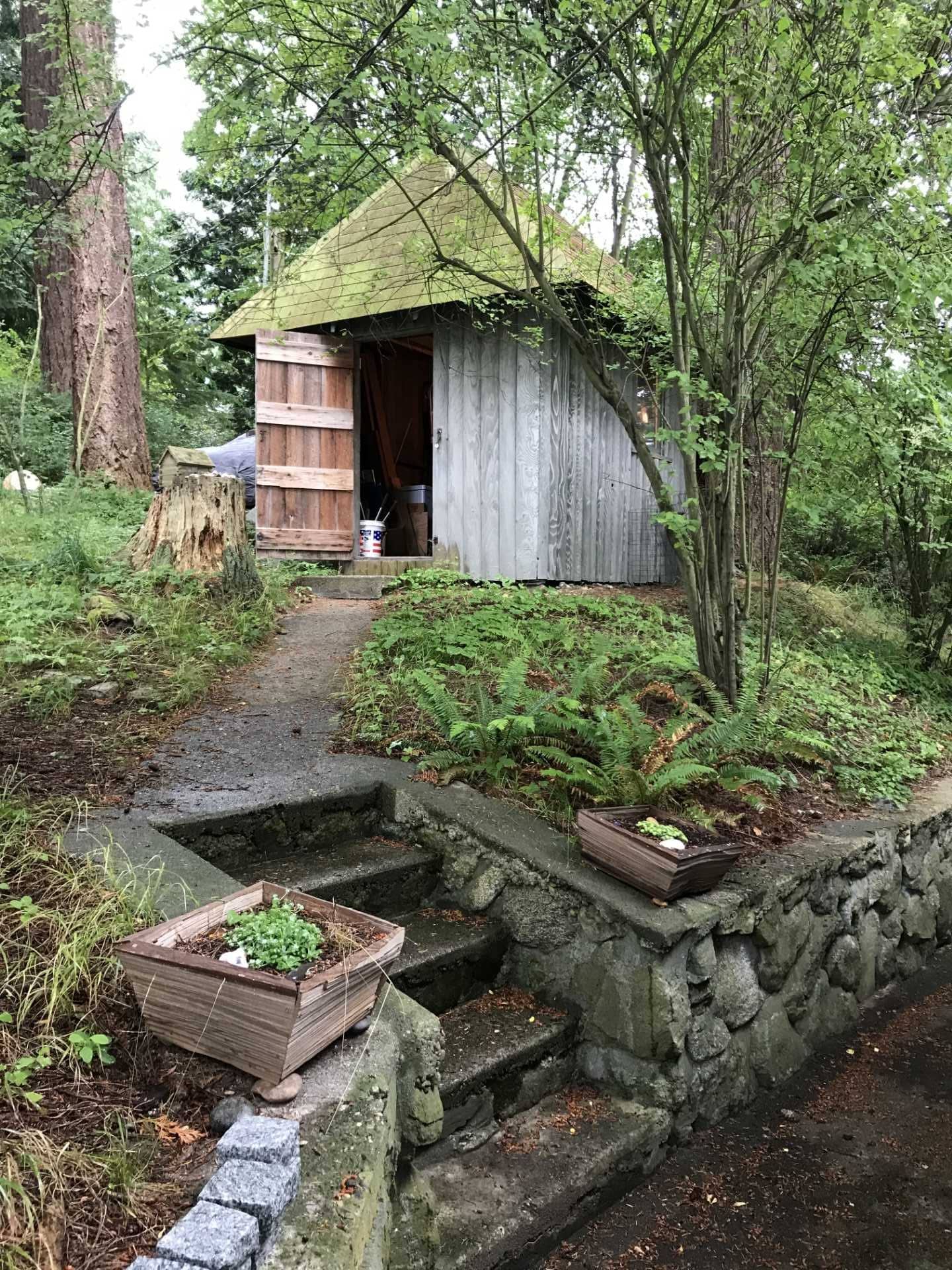 قبل - شاركت SHED Architecture & Design صورًا لمبنى مكون من طابقين في جزيرة جويمز بولاية واشنطن، والذي يوفر أماكن نوم إضافية لمقصورة العائلة.