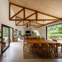 House of Trusses/ Rocco Arquitetos - التصوير الداخلي، غرفة الطعام، الطاولة، الكرسي، العارضة، النوافذ