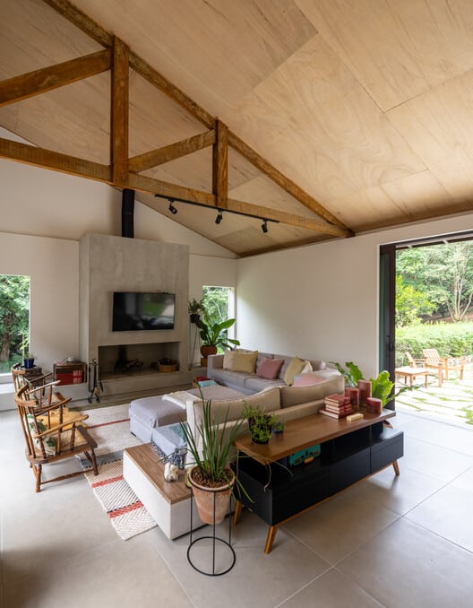 House of Trusses/ Rocco Arquitetos - التصوير الداخلي، غرفة المعيشة، الأريكة، الطاولة، الكرسي، العارضة