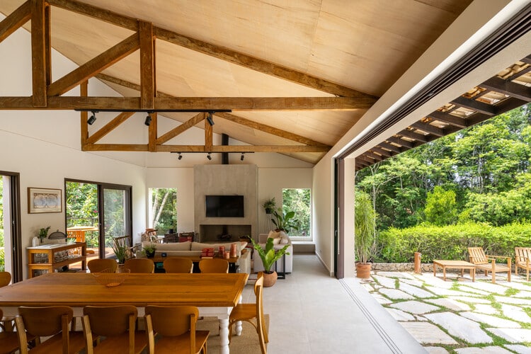 House of Trusses/ Rocco Arquitetos - التصوير الداخلي، غرفة الطعام، الطاولة، النوافذ، الشعاع، الفناء