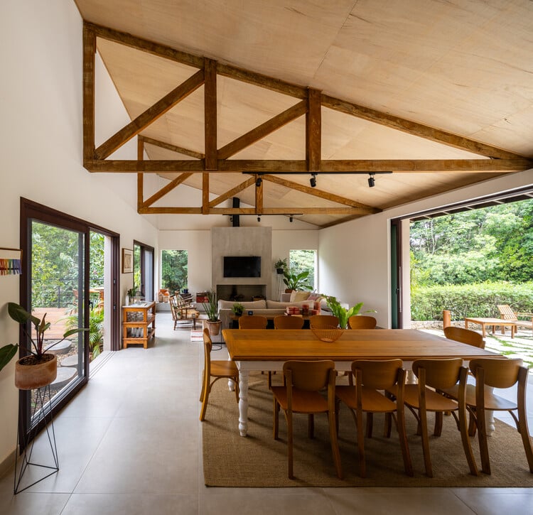 House of Trusses/ Rocco Arquitetos - التصوير الداخلي، غرفة الطعام، الطاولة، الكرسي، العارضة، النوافذ