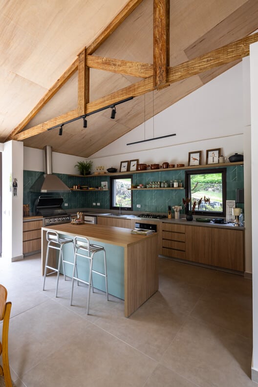 House of Trusses/ Rocco Arquitetos - التصوير الداخلي، المطبخ، كونترتوب، طاولة، كرسي، عارضة