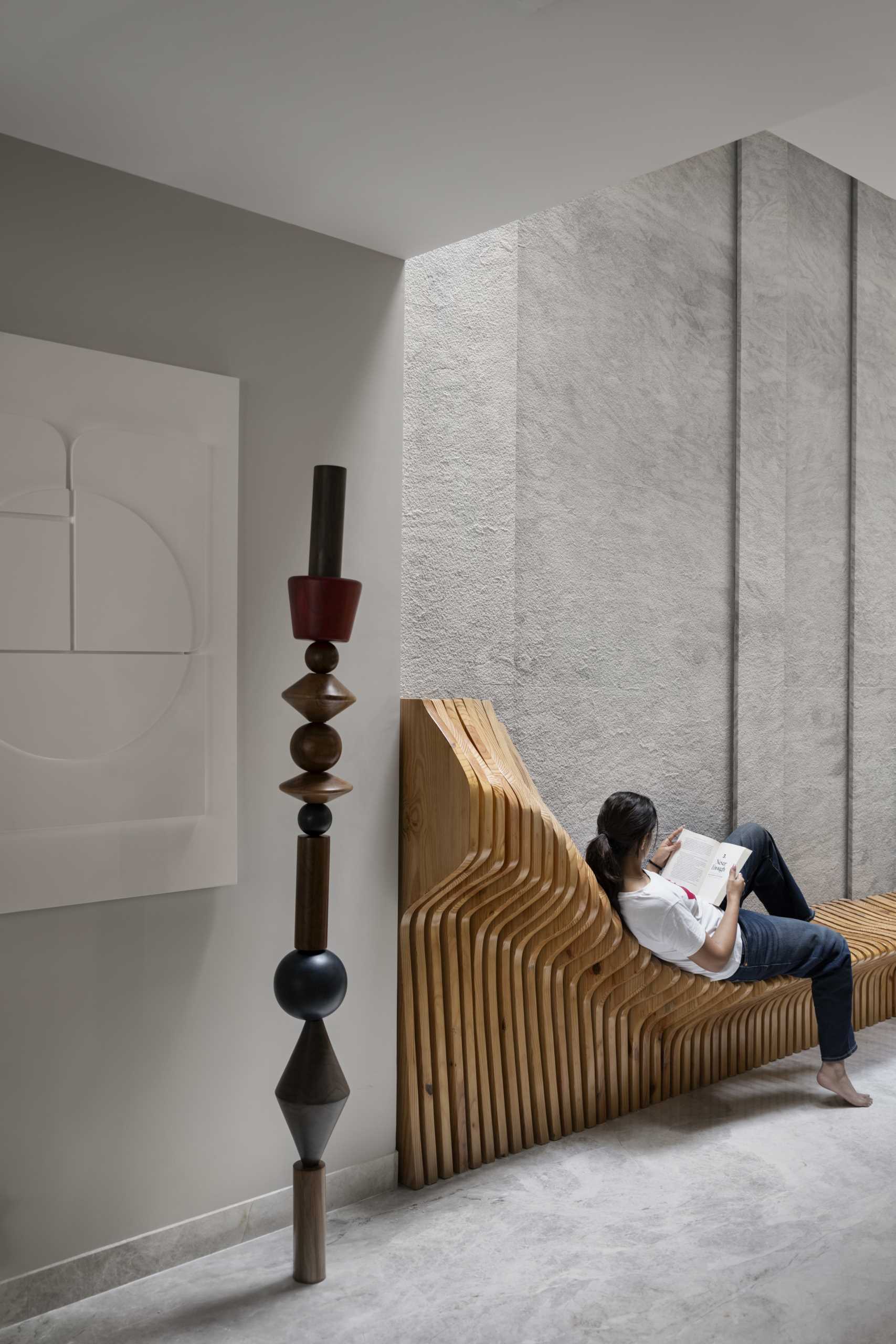 منزل حديث مع مقعد مدخل منحوت.