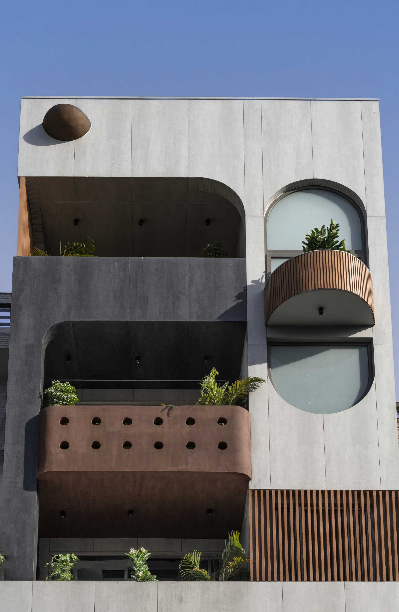 تم تصميم المنزل لعائلة مكونة من خمسة أفراد، ويقع داخل موقع صغير ونحيف تبلغ مساحته 19 قدمًا في 59 قدمًا (6 أمتار في 18 مترًا).