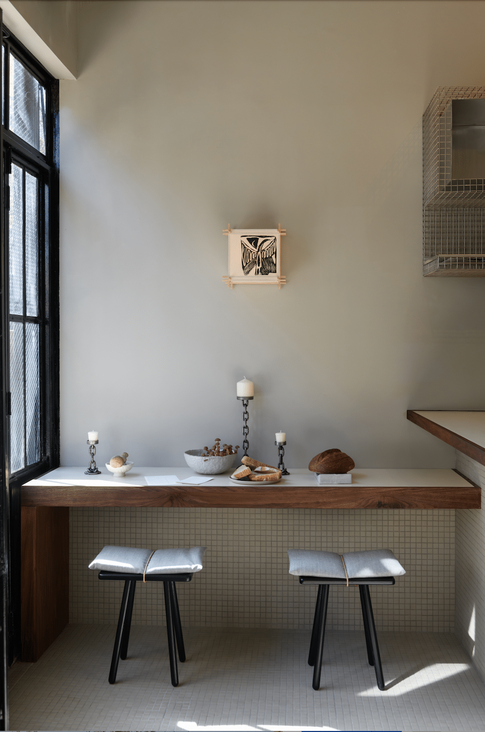 في With Others، يوجد بار نبيذ جديد في جنوب ويليامزبرج بواسطة Studio Ahead، حيث تشرب الأقمشة الفريدة المساحة بإحساس...