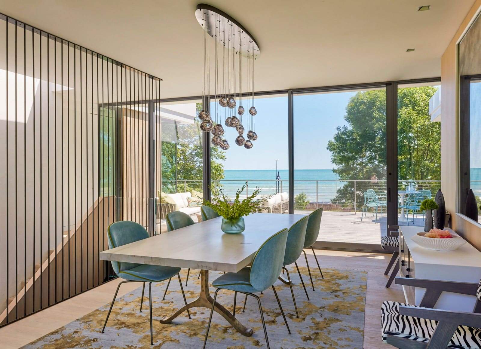 تعكس كراسي تناول الطعام Gubi إطلالة رائعة على بحيرة ميشيغان في غرفة الطعام من تصميم Amy Kartheiser Design.  مطعم BDDW...