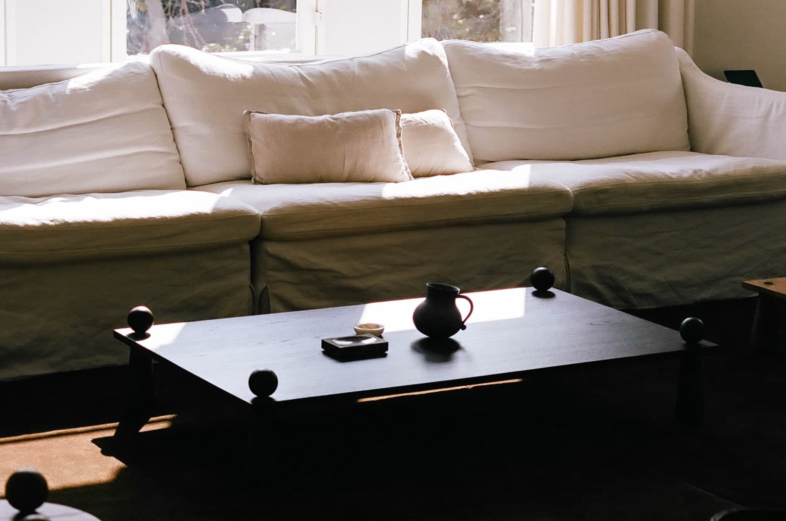 طاولة القهوة من مجموعة Dott الجديدة من Tase Gallery