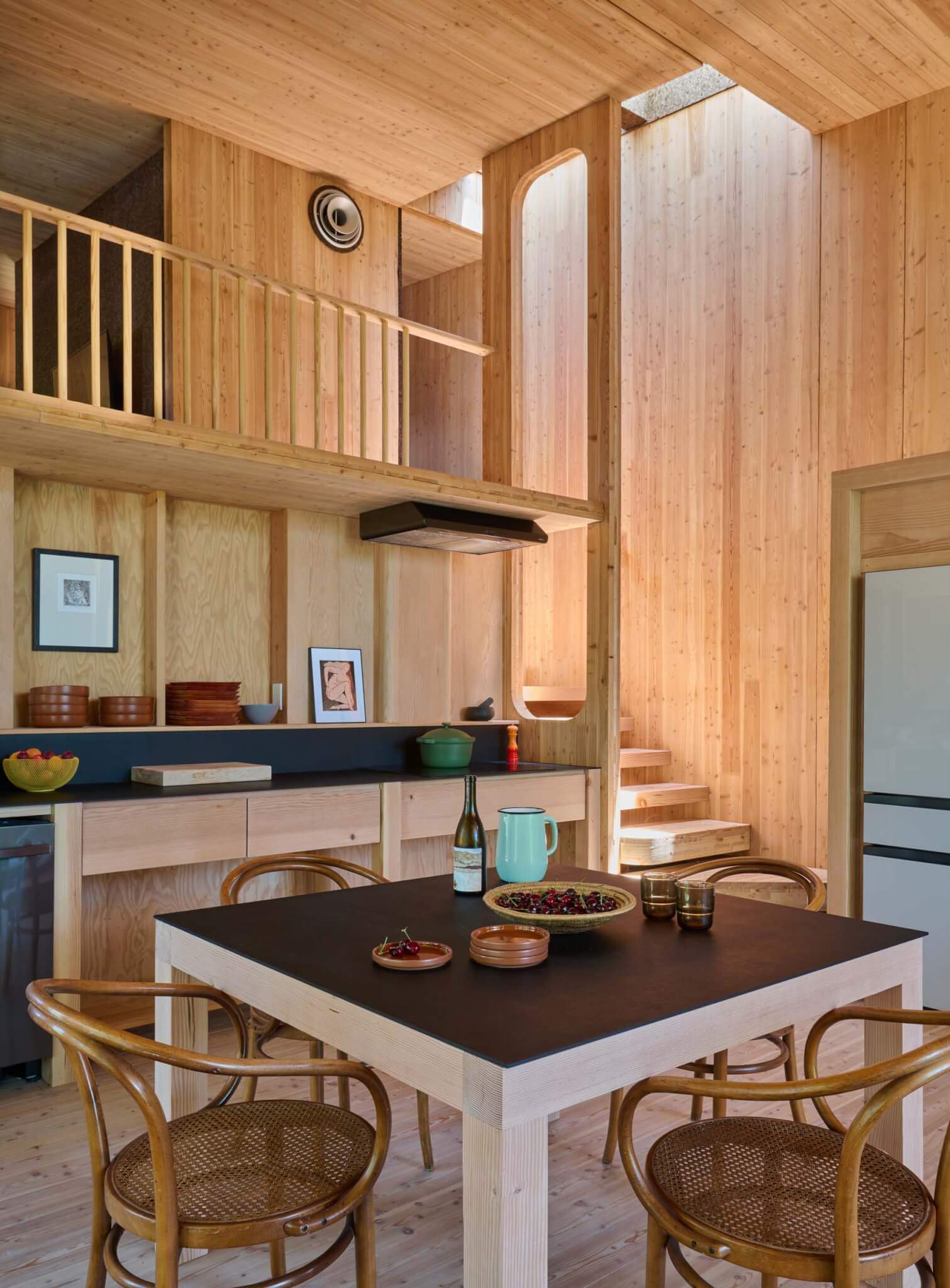 مطبخ خشب ومستوى شرفة داخلية خشبية