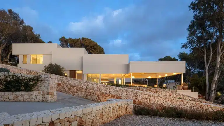 Bundle House: A Mediterranean Villa by Nomo Studio in Menorca