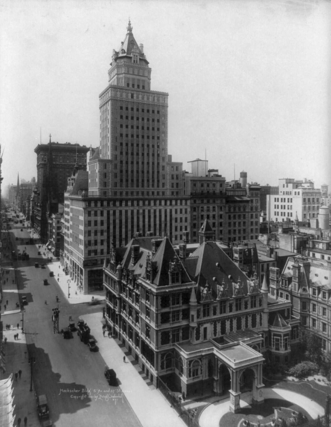 قامت لجنة الحفاظ على المعالم بتعيين مبنى هيكشر، وهو برج من عصر النهضة الفرنسية صممه وارن وويتمور من عام 1922