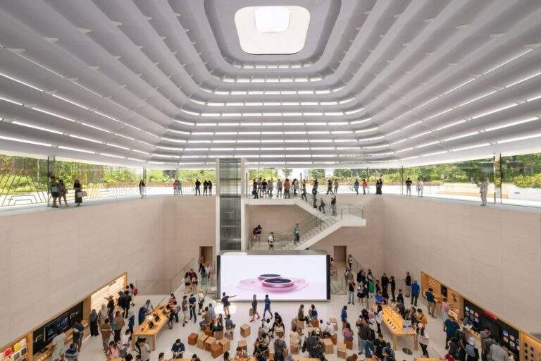 Foster + Partners tops subterranean Apple Store with square dome