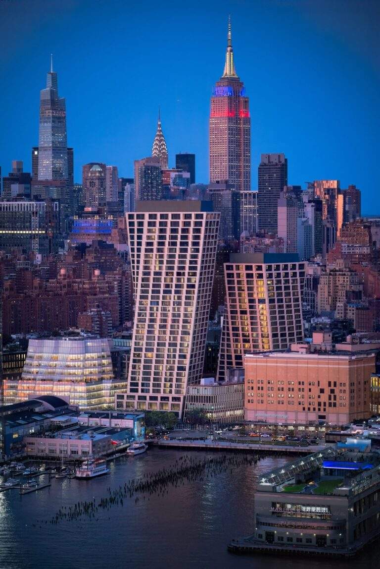 “BIG” تنجز أبراج “وان هاي لاين” الملتوية في نيويورك