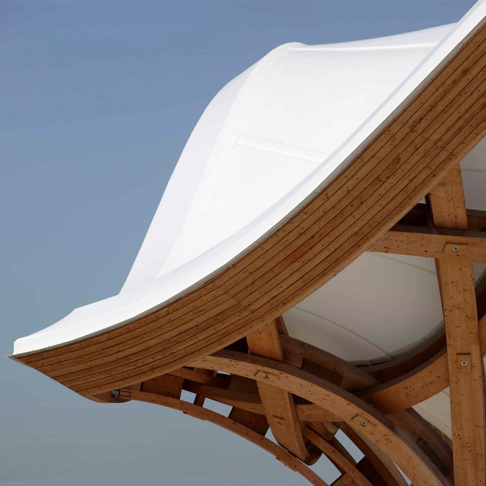 مركز بومبيدو في ميتز، ميتز، فرنسا، تصميم المهندس المعماري شيجيرو بان