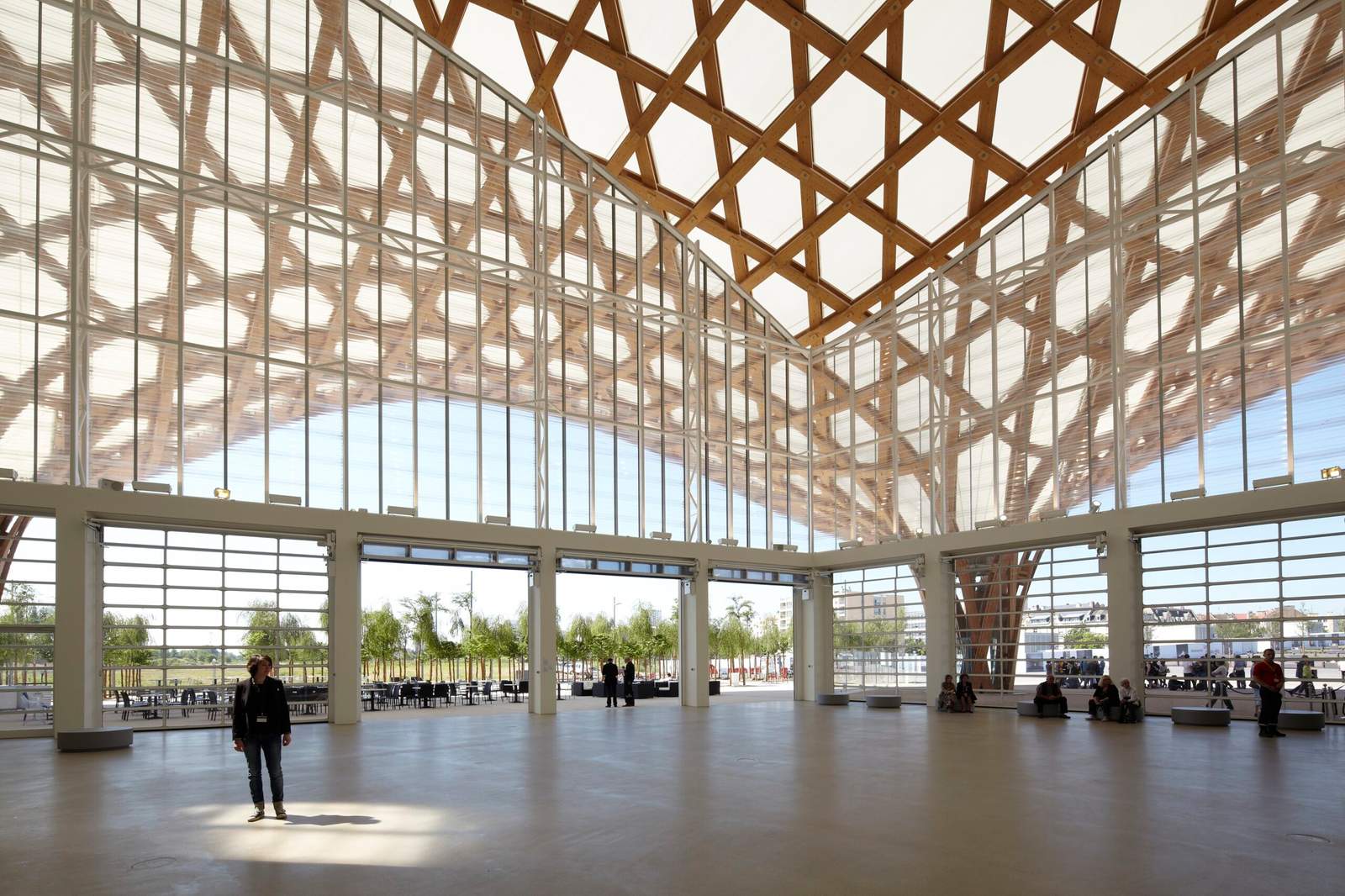 مركز بومبيدو في ميتز، ميتز، فرنسا، تصميم المهندس المعماري شيجيرو بان