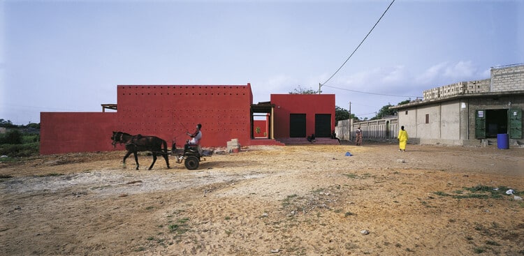 المركز النسائي في Rufisque / Hollmén Reuter Sandman Architects - التصوير الخارجي، النوافذ