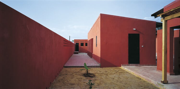 المركز النسائي في Rufisque / Hollmén Reuter Sandman Architects - التصوير الخارجي، النوافذ، الطوب