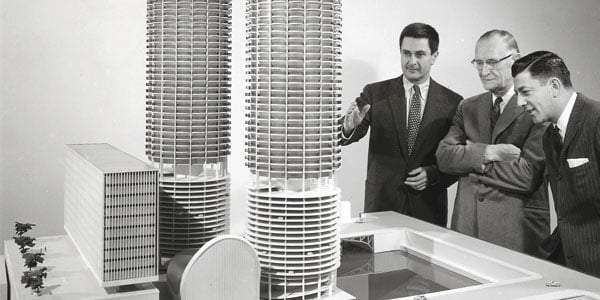 Bertrand goldberg presenting a scale model of marina city, a pioneering mixed-use residential and commercial complex in chicago, designed in 1959. © bertrandgoldberg. Org.