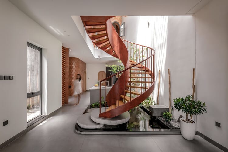 المناور في الهندسة المعمارية الاستوائية: 20 منزلًا تعيد تعريف الإضاءة الطبيعية - الصورة 12 من 28