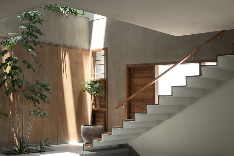 المناور في الهندسة المعمارية الاستوائية: 20 منزلًا تعيد تعريف الإضاءة الطبيعية - صورة 20 من 28