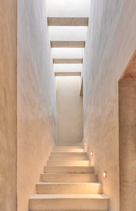 المناور في الهندسة المعمارية الاستوائية: 20 منزلًا تعيد تعريف الإضاءة الطبيعية - الصورة 27 من 28