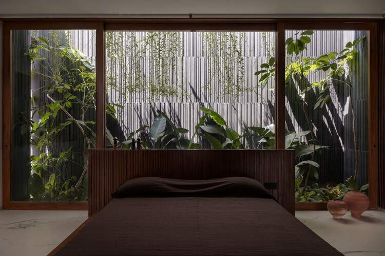 Whispering Curves House / Suva Architects - التصوير الداخلي، غرفة النوم، النوافذ