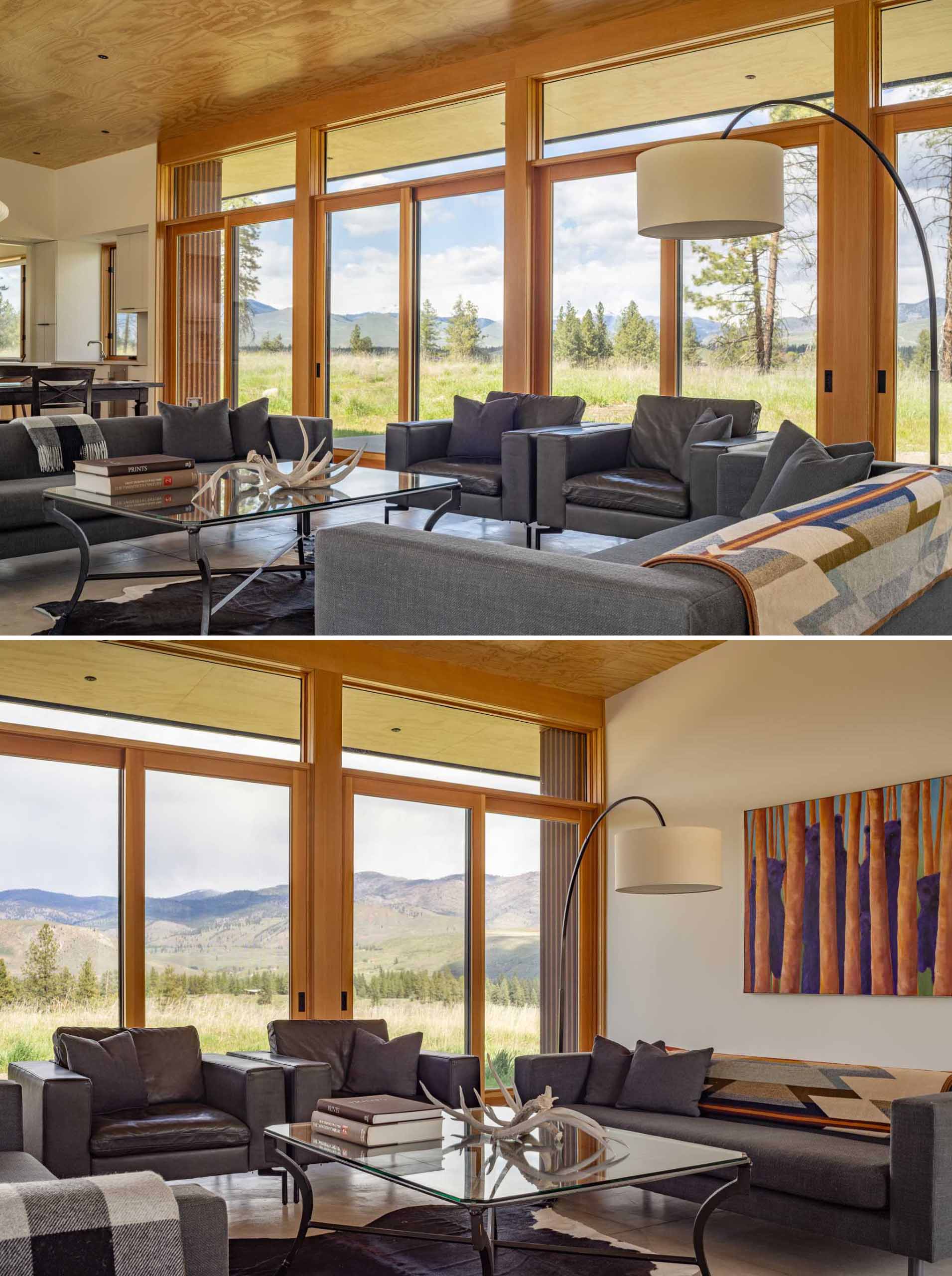 المناطق الاجتماعية الرئيسية في المنزل ذات مخطط مفتوح، مع أبواب زجاجية منزلقة ذات إطار خشبي متصلة بالخارج. توفر الجدران الداخلية البيضاء خلفية لمجموعة من اللوحات الكبيرة والملونة.