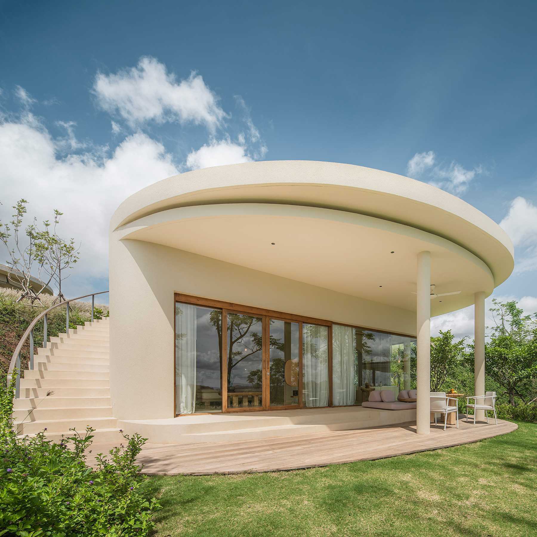 ولتصميم الأجنحة والفلل، استخدم المصممون أشكالًا مستديرة وخطوطًا منحنية لتحقيق الاستمرارية مع المناظر الجبلية. 