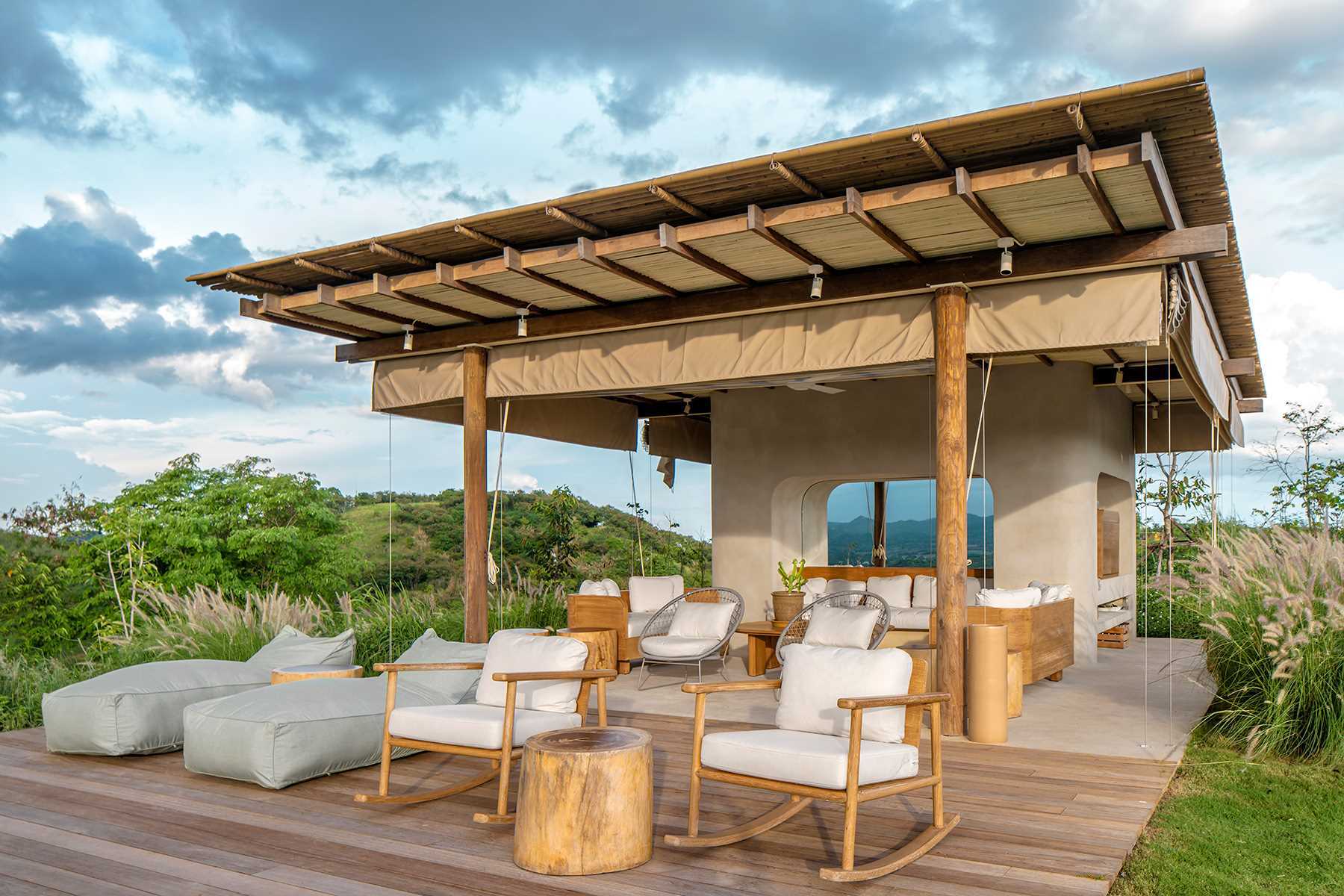 جناح معاصر بتفاصيل هيكلية مكشوفة.