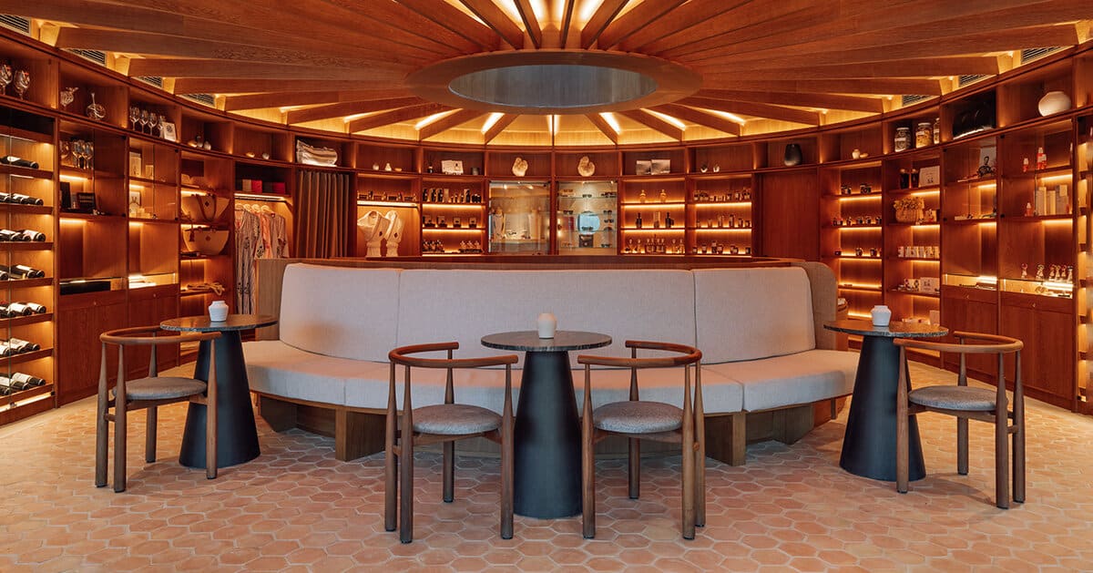 تعكس الألوان العنابية تراث صناعة النبيذ الإسباني في الفندق بواسطة Astet Studio