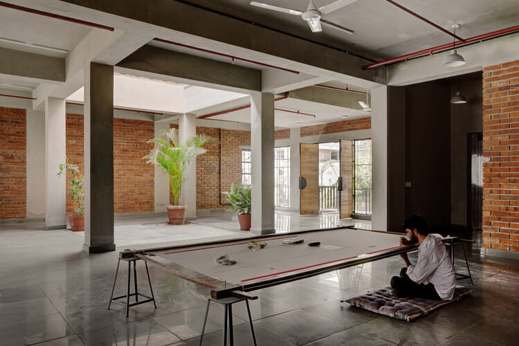 استوديو Chinar Textile / Juhi Mehta Architects - التصوير الداخلي، الطاولة، النوافذ