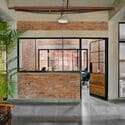 استوديو Chinar Textile / Juhi Mehta Architects - التصوير الداخلي، الأبواب، النوافذ، الطوب، الواجهة