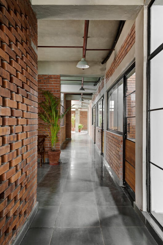 استوديو Chinar Textile / Juhi Mehta Architects - التصوير الداخلي، النوافذ، الطوب، الواجهة