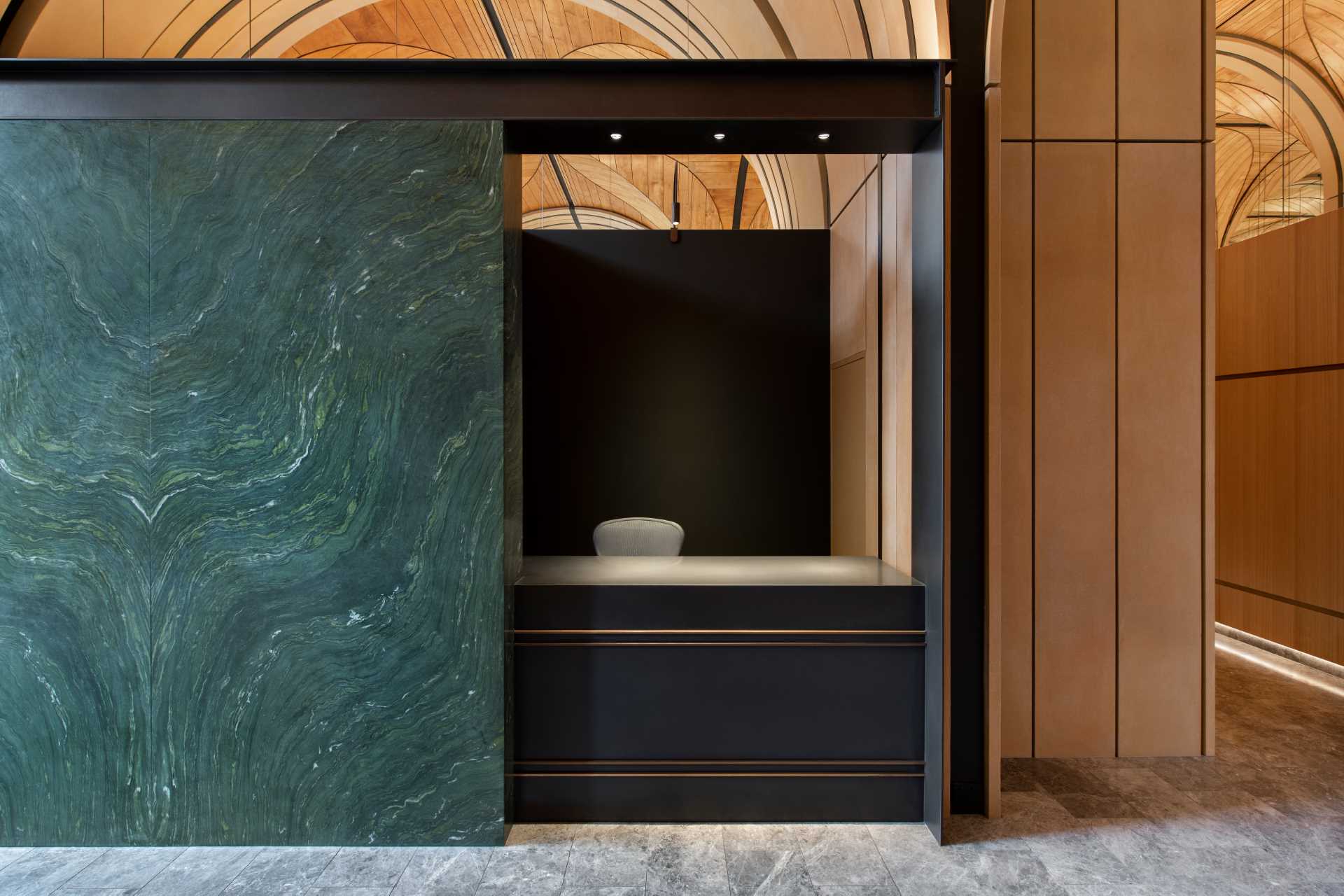 مبنى حديث في أستراليا ذو واجهة من الحجر الرملي وأسقف مقببة خشبية عالية.