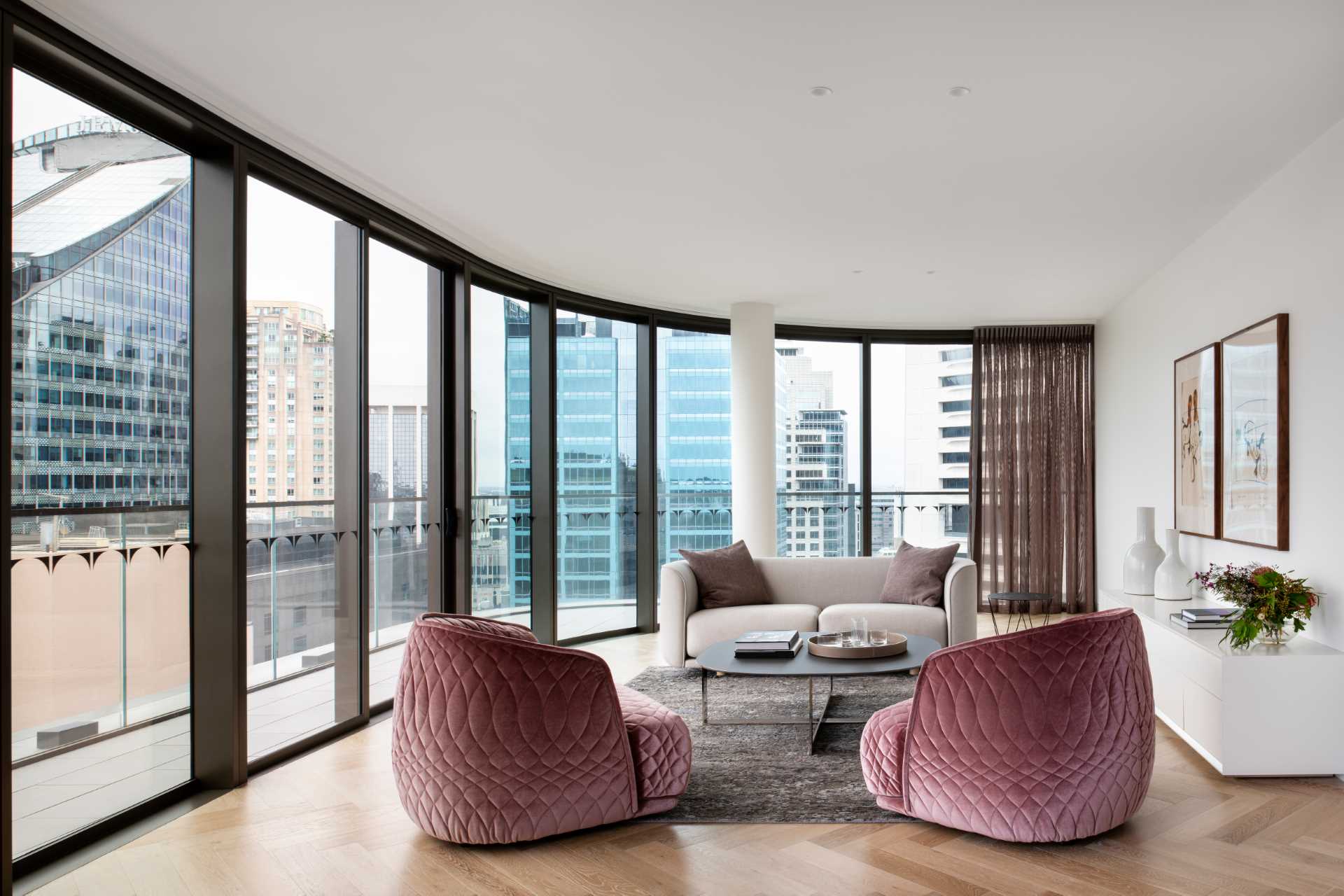 غرفة معيشة معاصرة مع نوافذ ممتدة من الأرض حتى السقف.