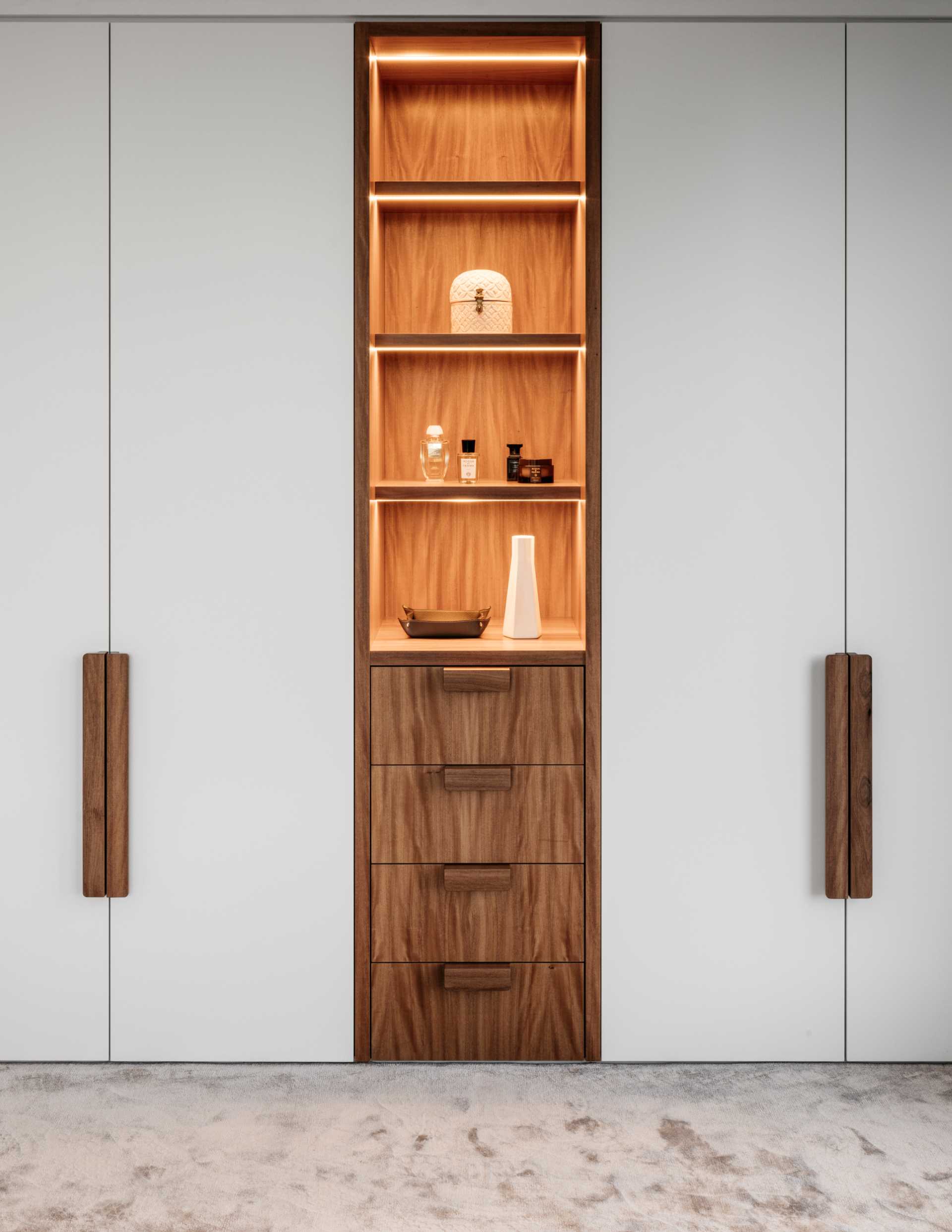 خزائن بيضاء معاصرة مع رفوف وأدراج خشبية مدمجة.