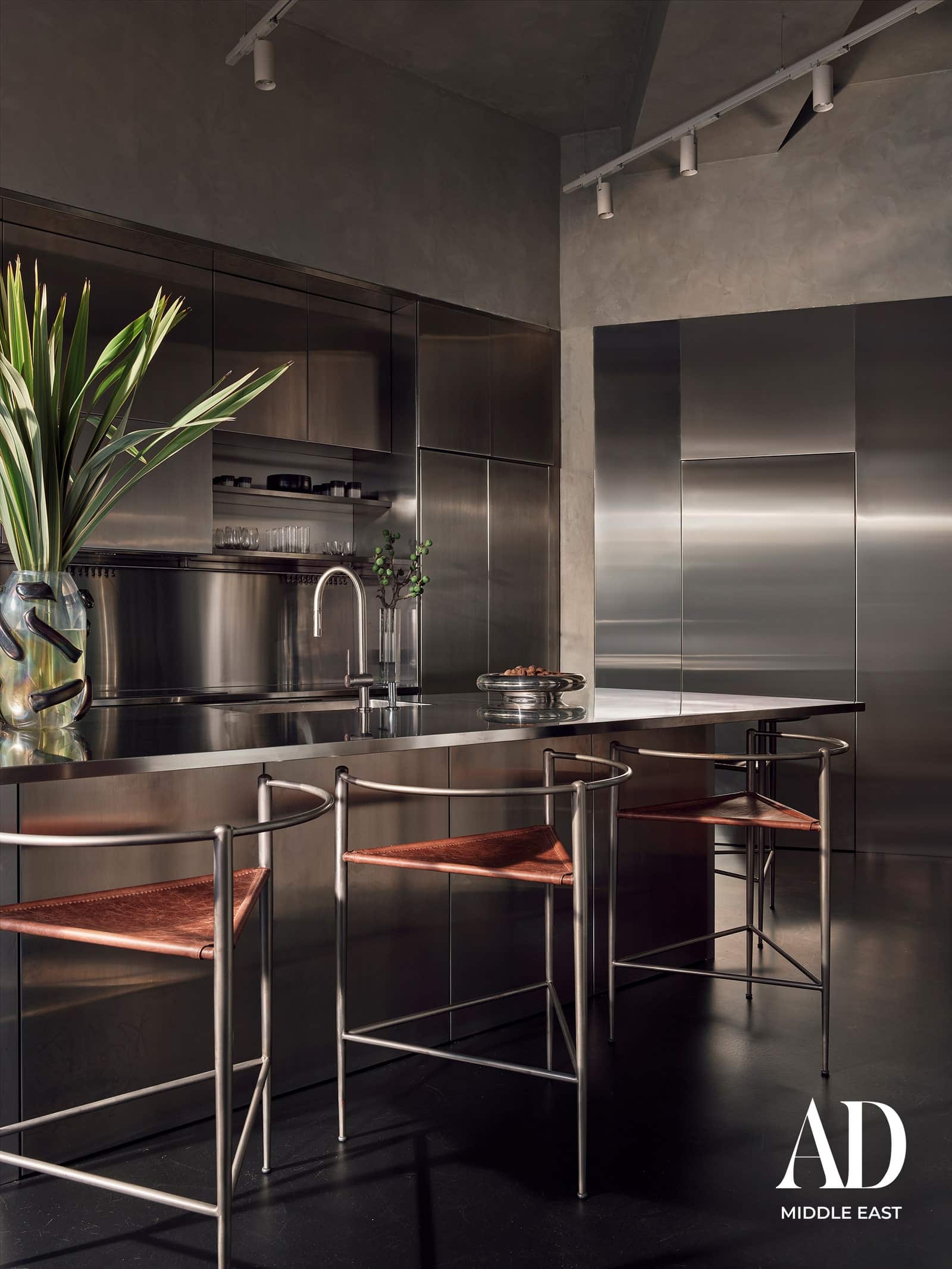 ربما تحتوي الصورة على تصميم داخلي داخلي لجزيرة المطبخ وحوض المطبخ وصنابير المغسلة