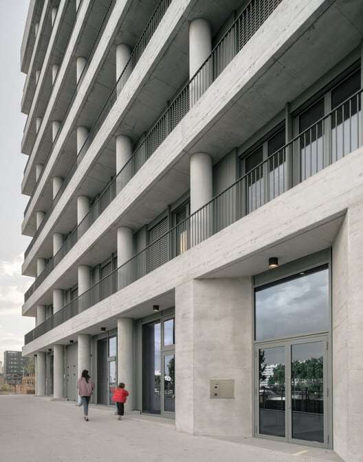 حي ليون كونفلوينس متعدد الاستخدامات / المهندسون المعماريون ديفيد تشيبرفيلد - التصوير الداخلي والخرسانة