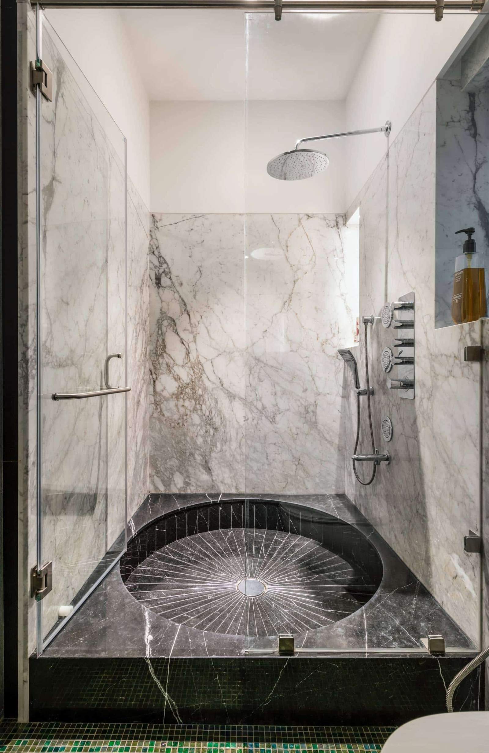 دش حديث بأرضية غائرة.