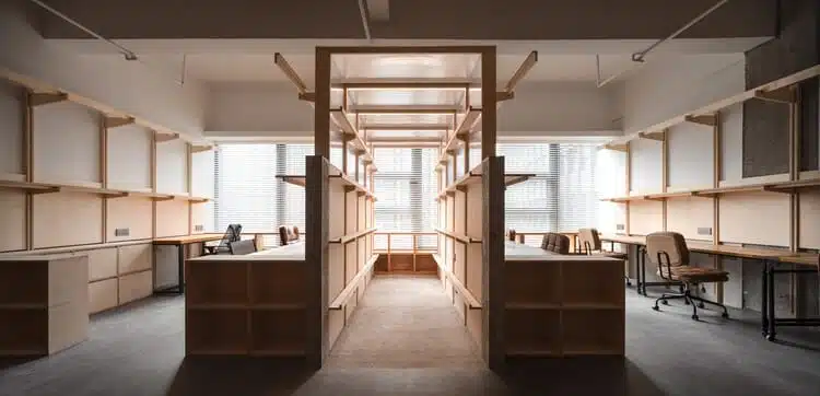 تصميم مكتب معماري و التوازن بين البساطة والعملية في تصميم مساحة العمل