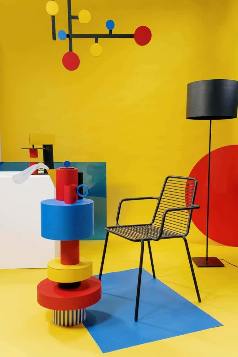 Vibrant room design featuring geometric shapes and bold colors in a modern setting.