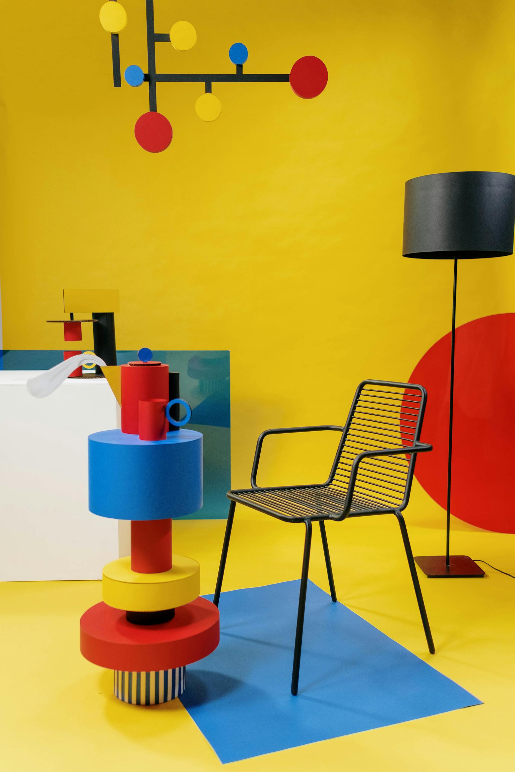 Vibrant room design featuring geometric shapes and bold colors in a modern setting.