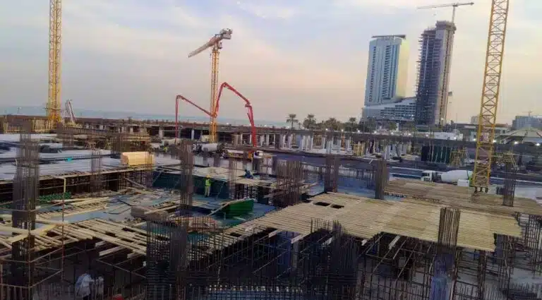 أعمال البناء في مول أوثايم سيركل واجهة الخُبر البحرية أثناء الإنشاء