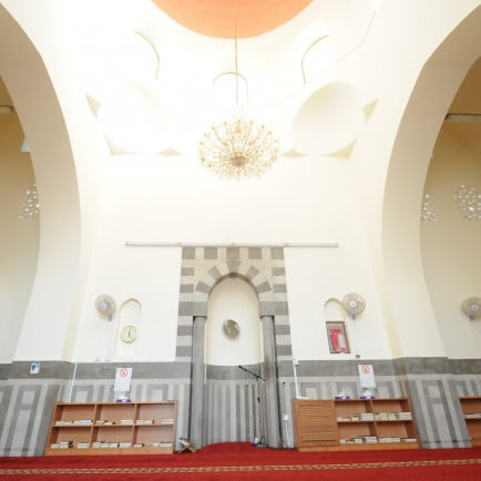 داخل مسجد الجزيرة في جدة، يعرض التصميم الإسلامي التقليدي.