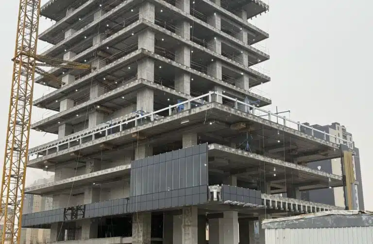 بدء أعمال التكسية الخارجية لبرج الرصيص المكتبي في الرياض