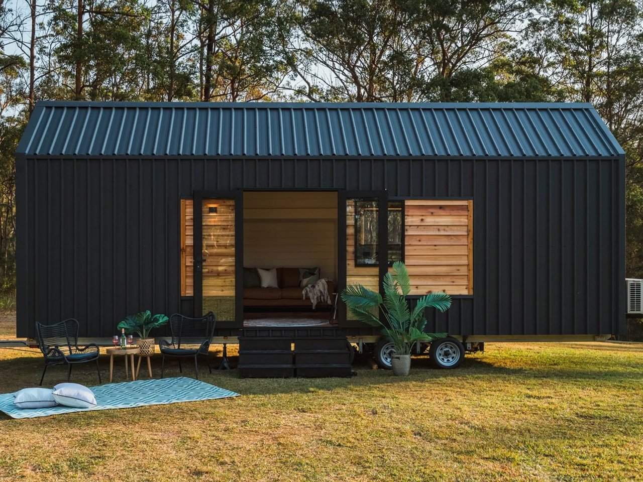 This Single-Storey Tiny Home Cleverly Expands To Create Some Extra Living Space